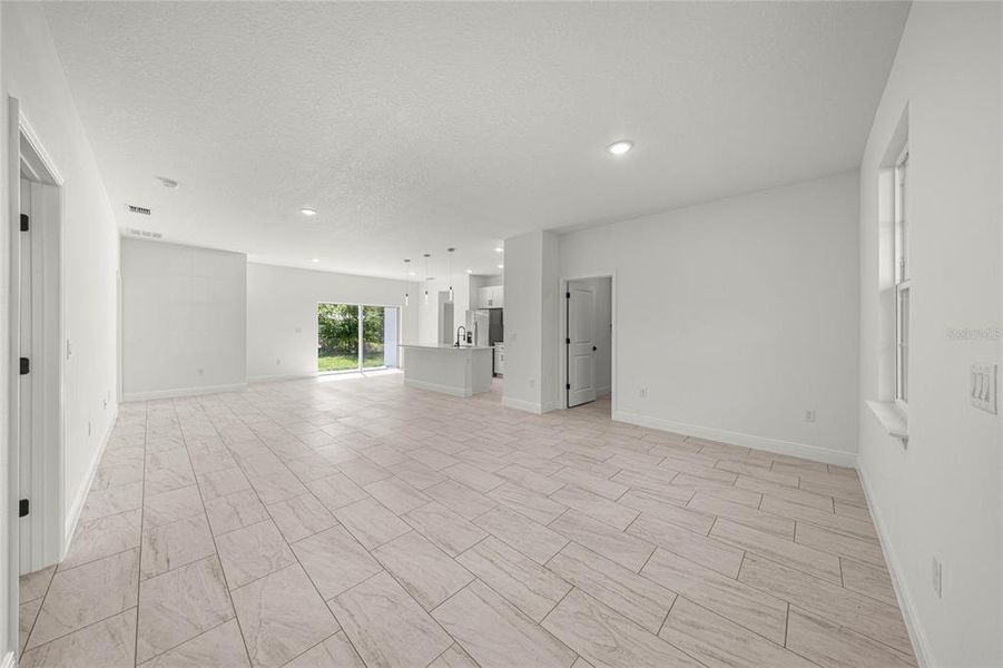 Spacious, unfurnished interior of a new home in , Citrus Springs (Image 17).