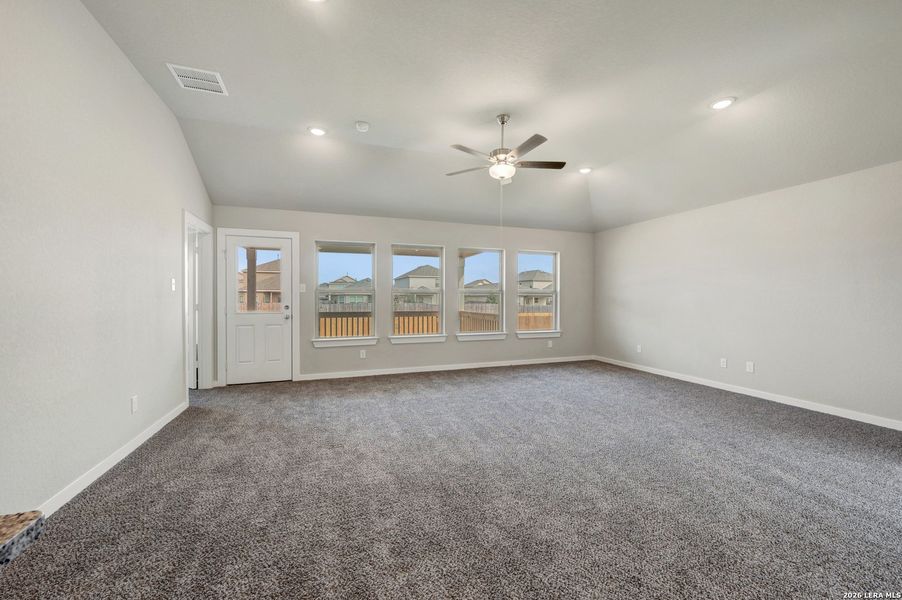 Spacious, unfurnished interior of a new home in Winding Brook, San Antonio (Image 23).