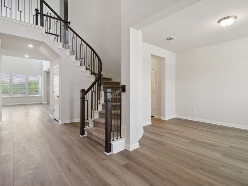 Spacious, unfurnished interior of a new home in Arcadia Ridge - Classic Series, San Antonio (Image 14).