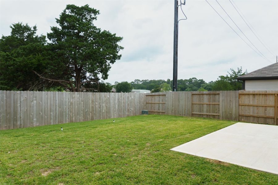 Exterior details and patio area of a home in Oakwood Trails, Tomball (Image 15).