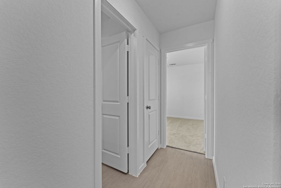 Spacious, unfurnished interior of a new home in Lodi Grove, Floresville (Image 14).