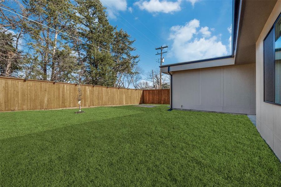 Exterior details and patio area of a home in , Dallas (Image 19).