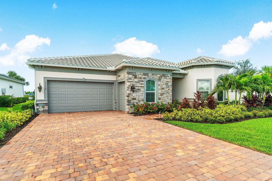 Exterior details and patio area of a home in , Palm Beach Gardens (Image 1).