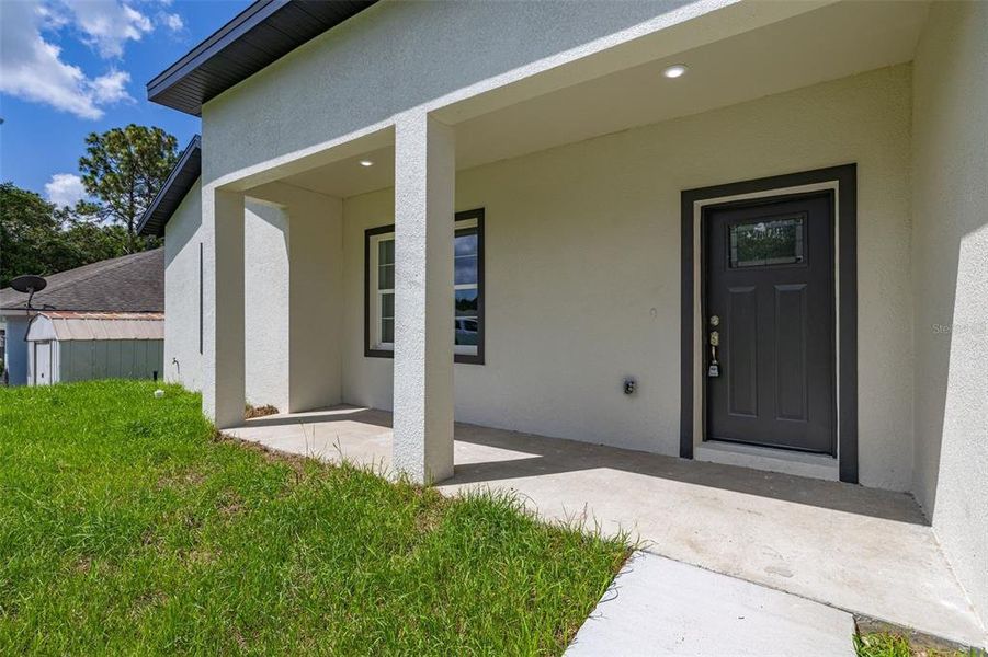 Exterior details and patio area of a home in , Dunnellon (Image 29).