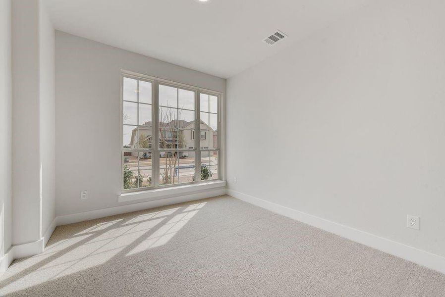 Spacious, unfurnished interior of a new home in Somerset Park, Rockwall (Image 27).