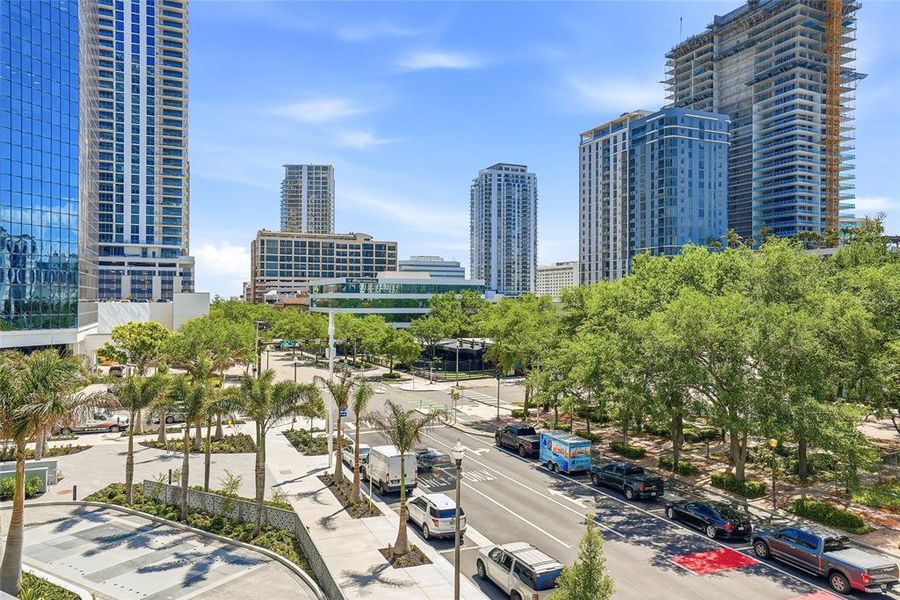 Condo located in St. Petersburg, FL showcasing its design and architecture (Image 21).