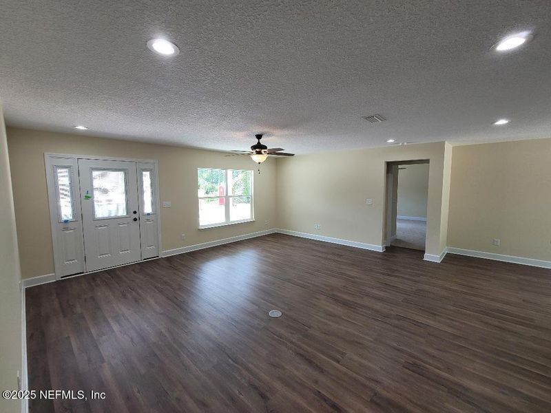Spacious, unfurnished interior of a new home in , Middleburg (Image 6).
