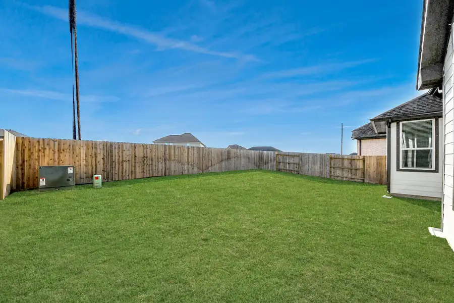 Exterior details and patio area of a home in Beacon Point, Texas City (Image 3).