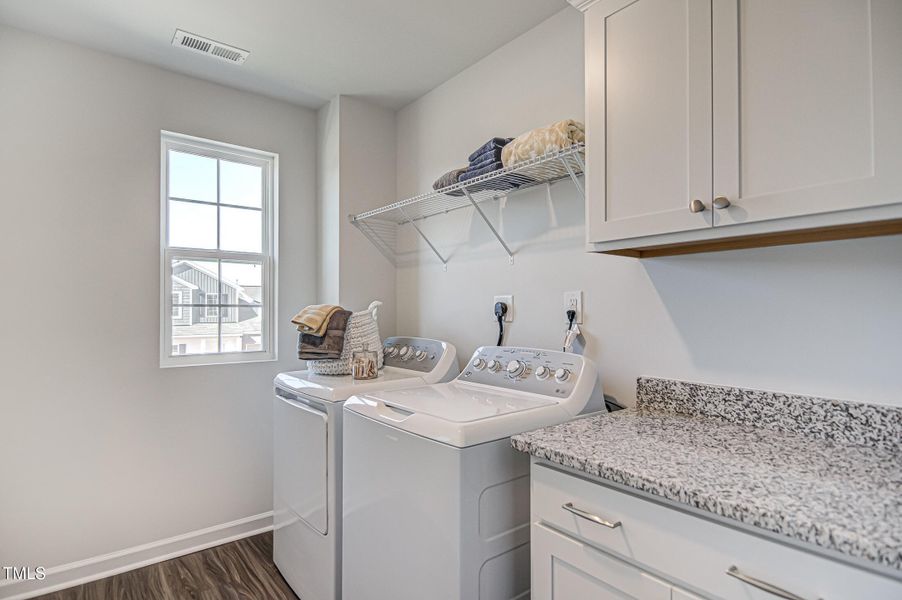 30 Laundry Room - Russell