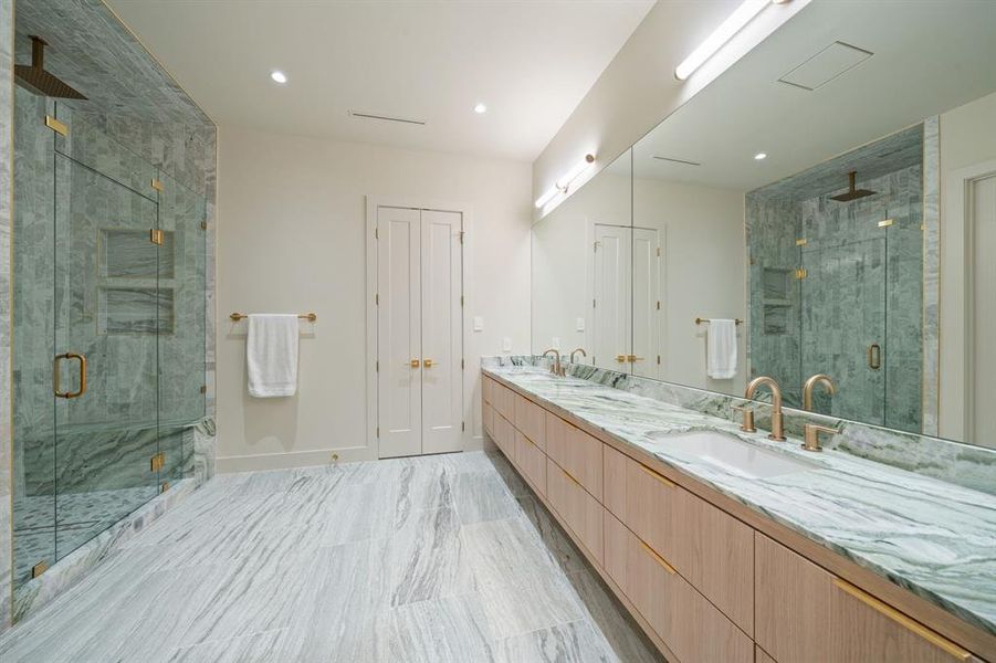 Who doesn't love an extra large vanity with tons of storage, dual sinks, gold accessories and a wall-sized mirror?