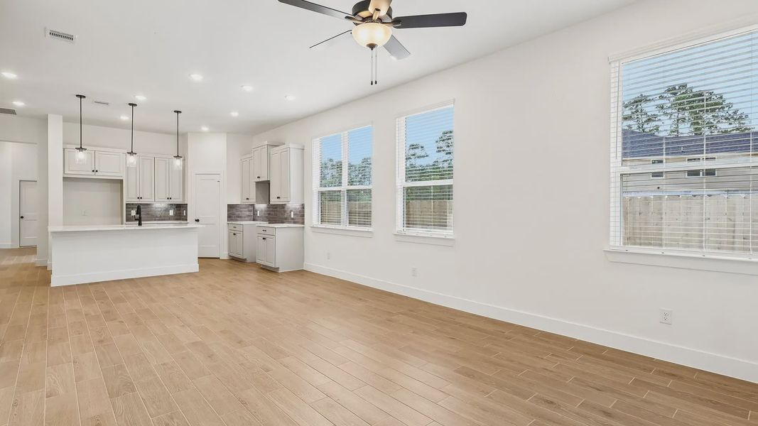 Spacious, unfurnished interior of a new home in Evergreen 40s, Conroe (Image 13).