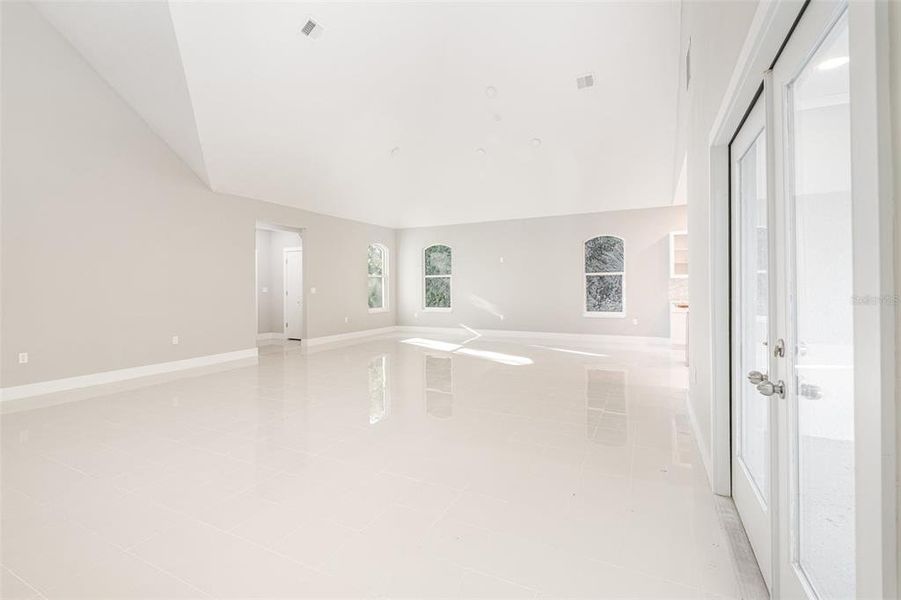 Spacious, unfurnished interior of a new home in , Palm Bay (Image 28).