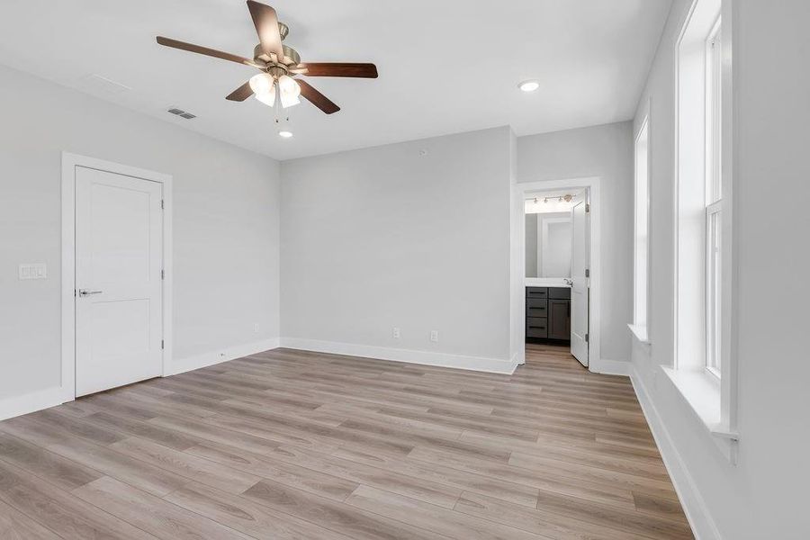 Spacious, unfurnished interior of a new home in Echo Park, Suwanee (Image 18).