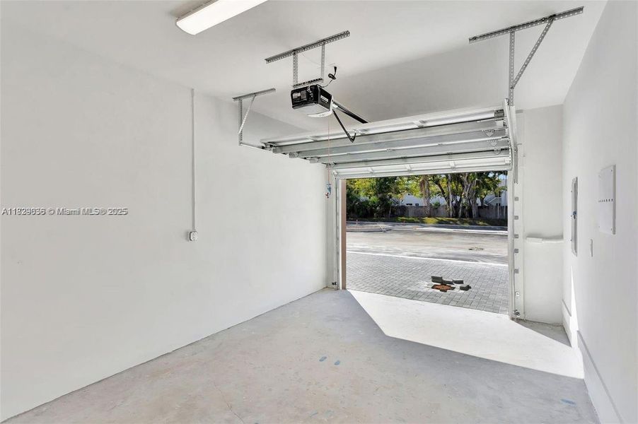 Spacious, unfurnished interior of a new home in , Coral Springs (Image 21).
