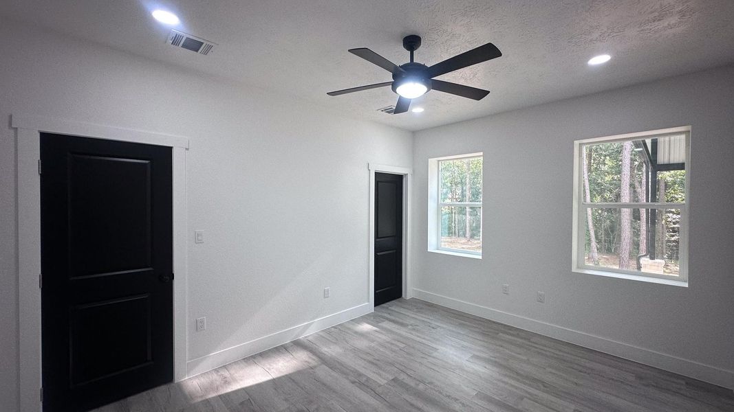 Spacious, unfurnished interior of a new home in , Navasota (Image 11).