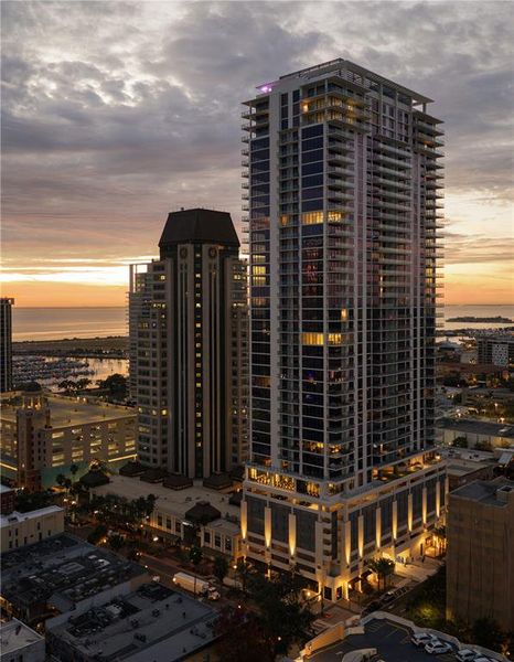 Condo located in St. Petersburg, FL showcasing its design and architecture (Image 8).