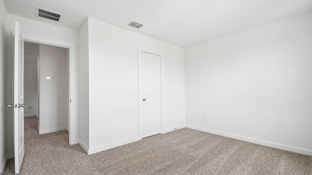 Spacious, unfurnished interior of a new home in Rosenbusch Ranch, Leander (Image 31).