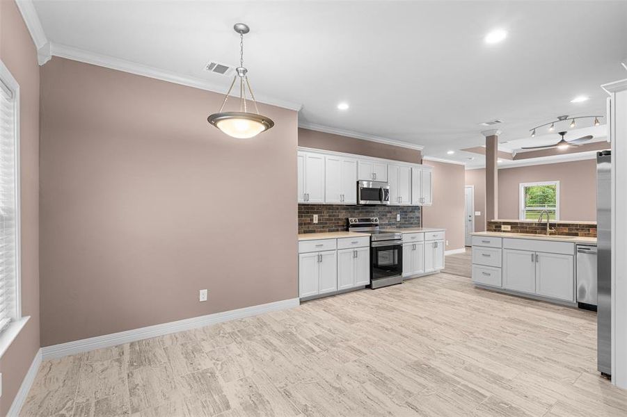 Furnished interior view inside a new home in , Corsicana (Image 7).