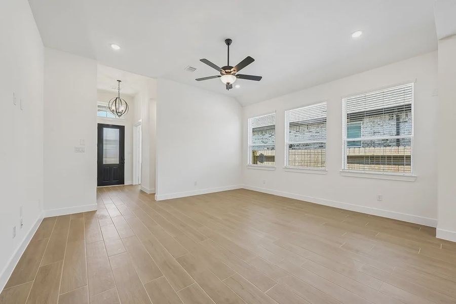 Spacious, unfurnished interior of a new home in Wood Leaf Reserve, Tomball (Image 15). Spacious, unfurnished interior of a new home in Wood Leaf Reserve, Tomball (Image 15).