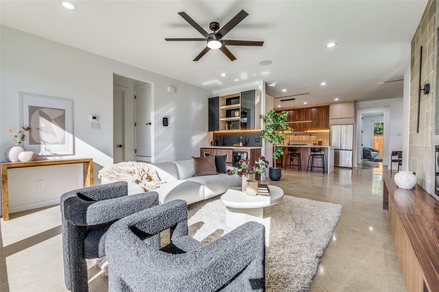 Furnished interior view inside a new home in , Dallas (Image 10).