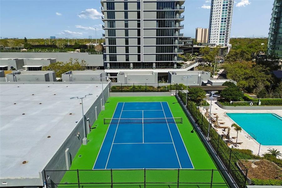 Condo located in Tampa, FL showcasing its design and architecture (Image 31).