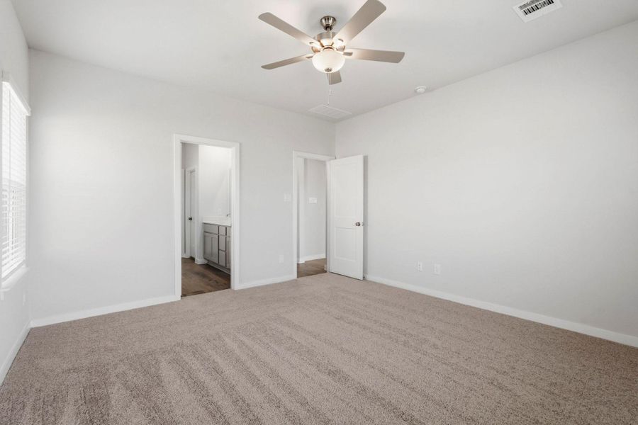 Spacious, unfurnished interior of a new home in Sanford Farms, Waller (Image 22).