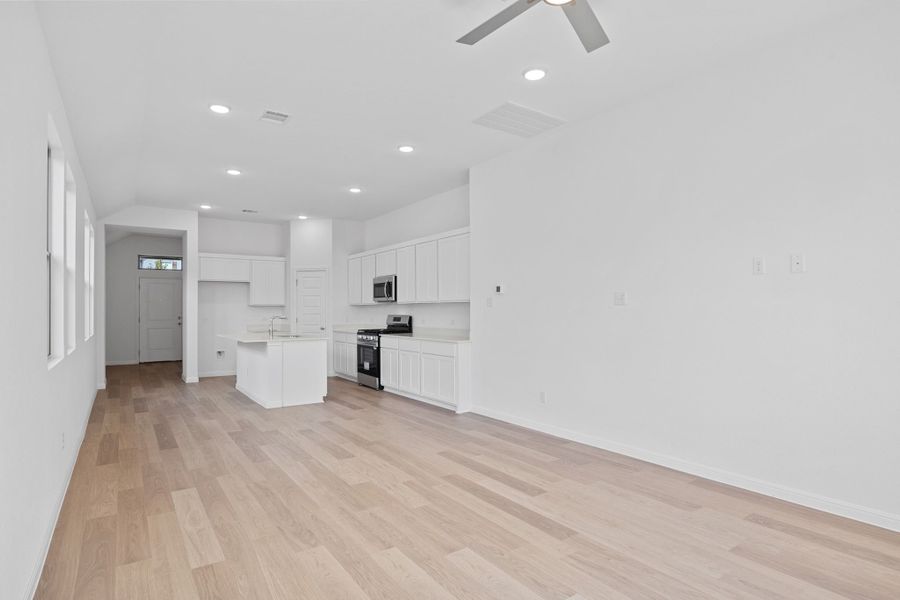 Spacious, unfurnished interior of a new home in Trinity Ranch, Elgin (Image 16).
