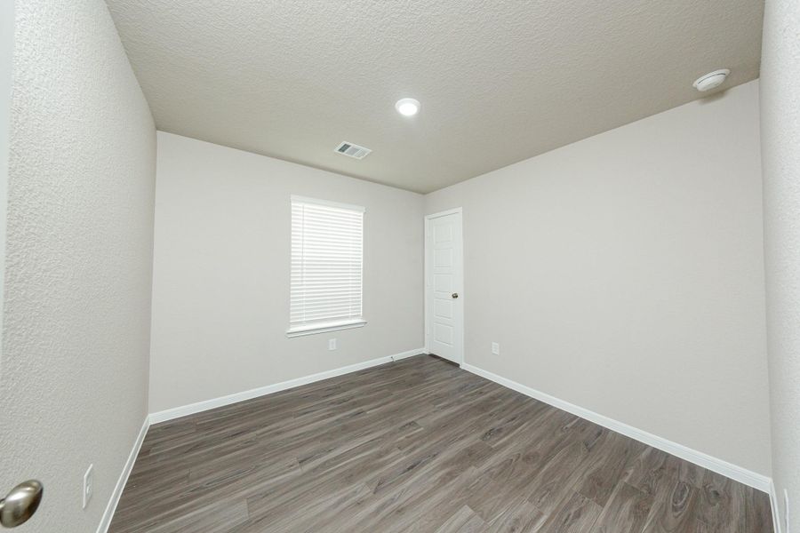 Spacious, unfurnished interior of a new home in Mackenzie Creek, Conroe (Image 14).