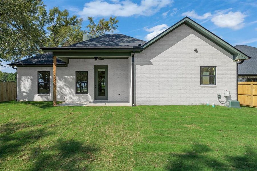 Exterior details and patio area of a home in , Athens (Image 17).