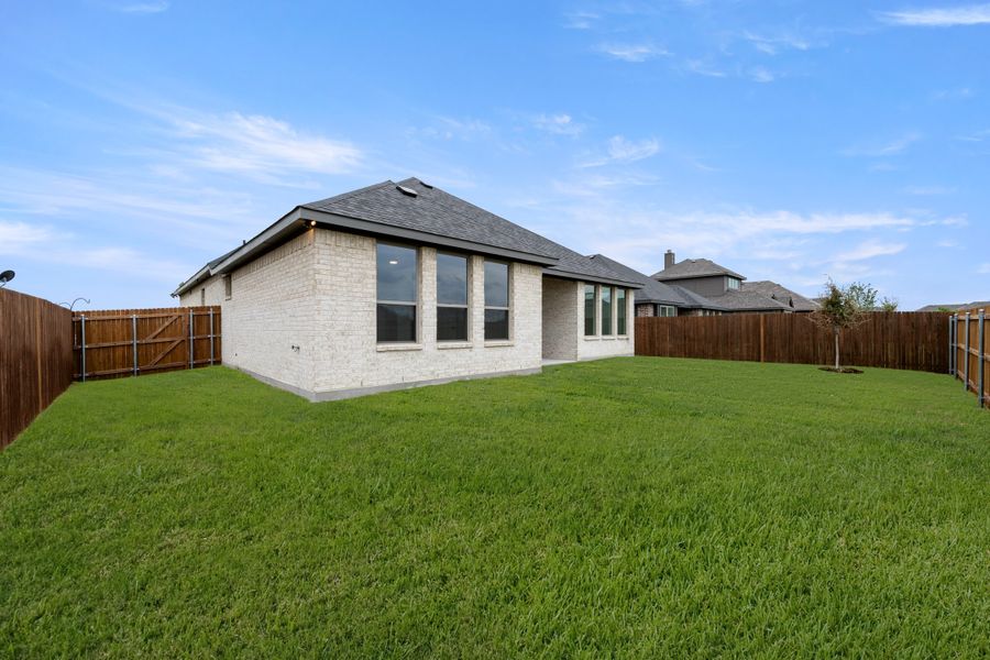 Exterior details and patio area of a home in Vista Point, Grandview (Image 4).