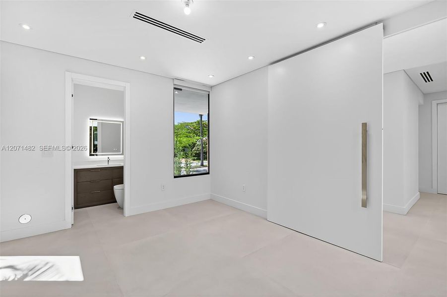 Spacious, unfurnished interior of a new home in , Fort Lauderdale (Image 23).