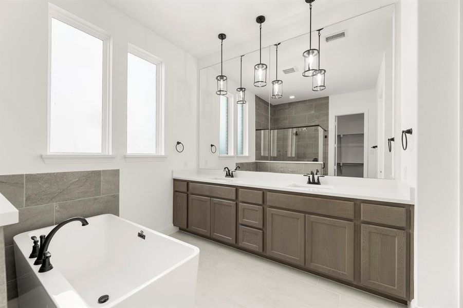 15. 2213 Clairmount - Bath (3)