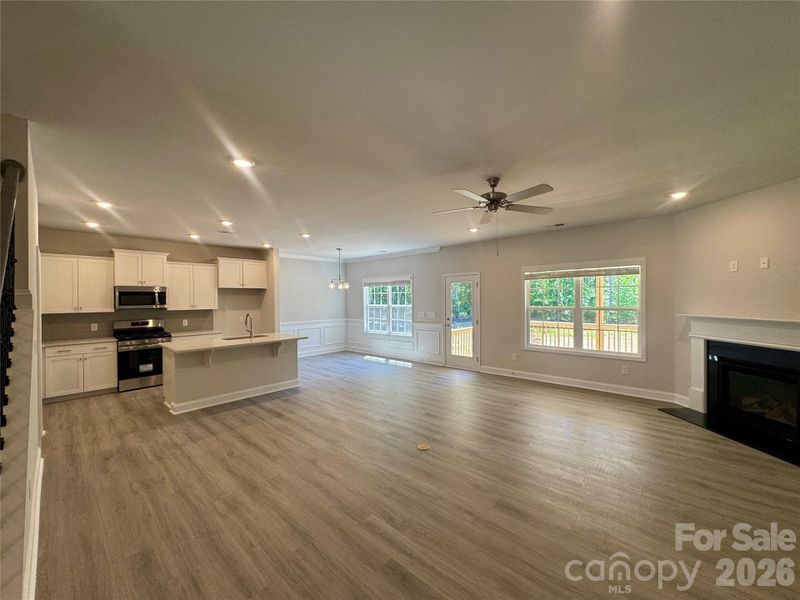 Spacious family room/kitchen/breakfast area