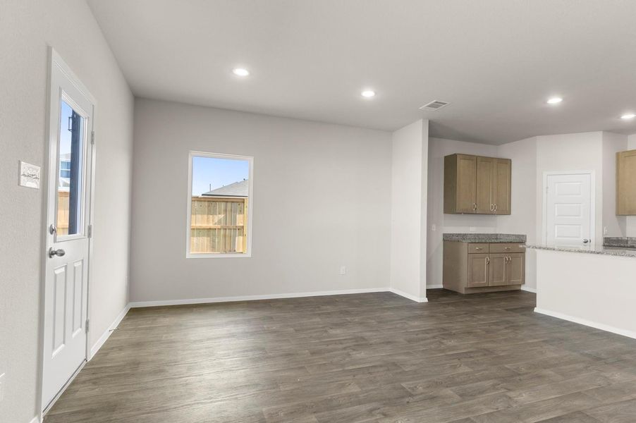 Spacious, unfurnished interior of a new home in Cloverleaf, Austin (Image 29).