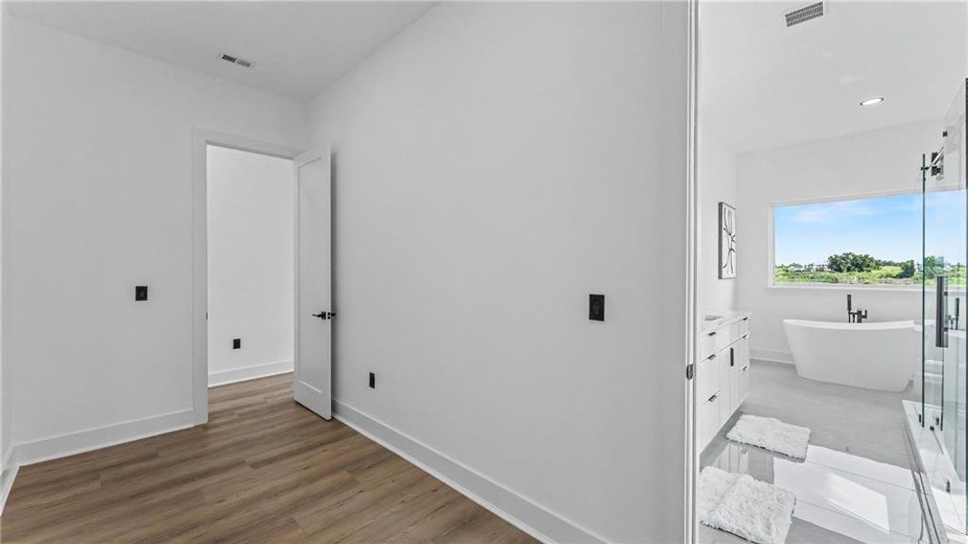 Spacious, unfurnished interior of a new home in , Lake Alfred (Image 55).
