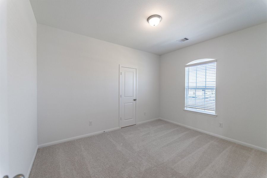 Spacious, unfurnished interior of a new home in Lago Mar, Texas City (Image 38).