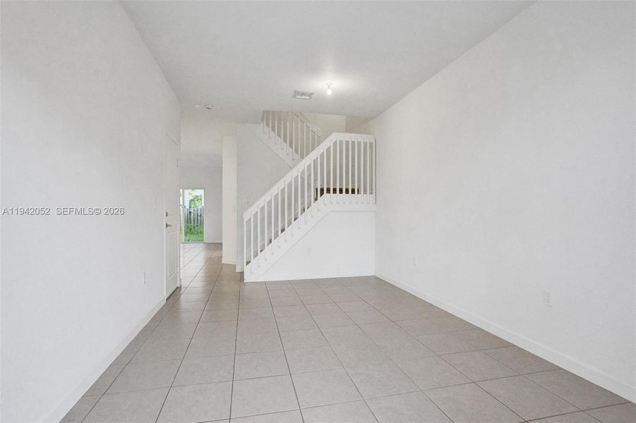 Spacious, unfurnished interior of a new home in , Coral Springs (Image 15).