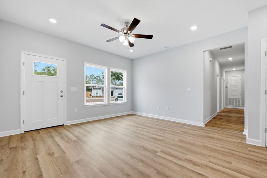 Spacious, unfurnished interior of a new home in Live Oak Cottages, Freeport (Image 33).