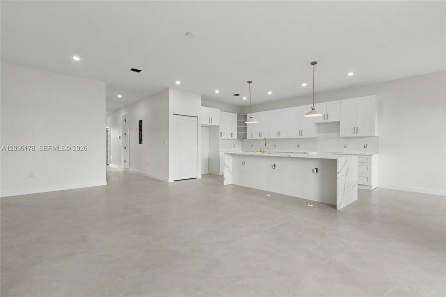 Spacious, unfurnished interior of a new home in , Oakland Park (Image 43).