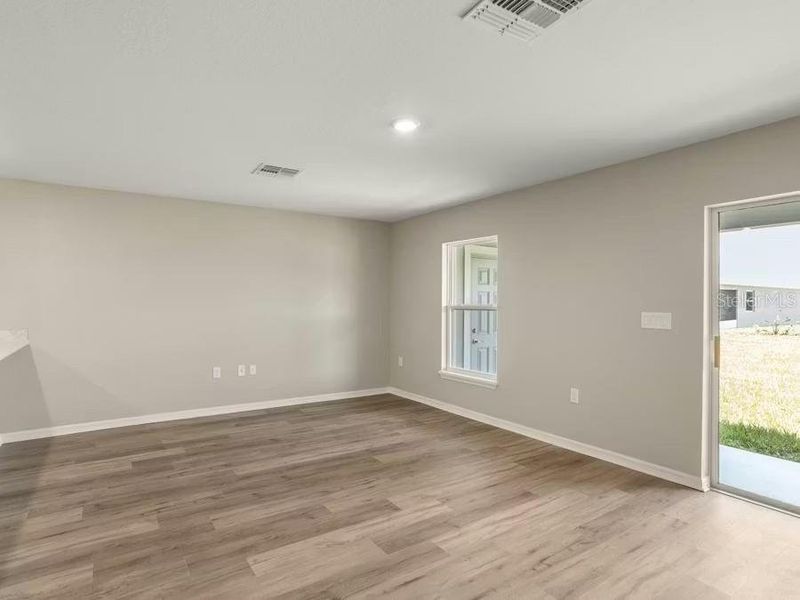 Spacious, unfurnished interior of a new home in , Winter Haven (Image 7).