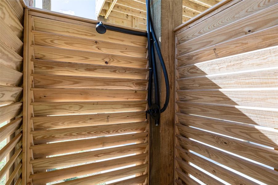 Exterior details and patio area of a home in , Bolivar Peninsula (Image 30).
