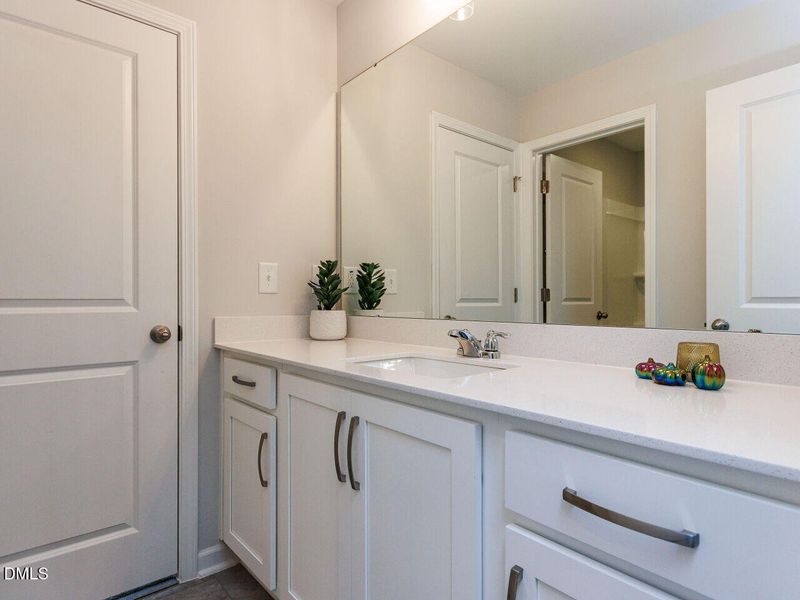 025-1280x960-bathroom