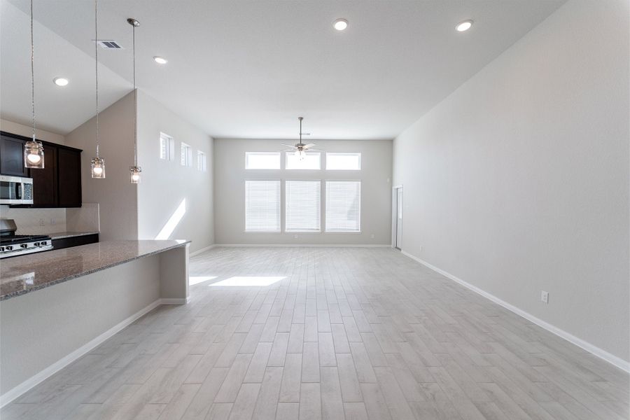Spacious, unfurnished interior of a new home in Canterra Creek, Rosharon (Image 19).