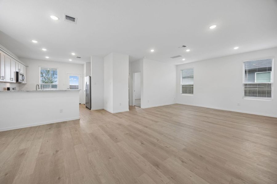 Spacious, unfurnished interior of a new home in Stokesbury, Waller (Image 21).