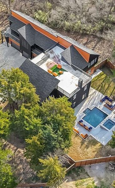 Massive rooftop deck! Massive rooftop deck!