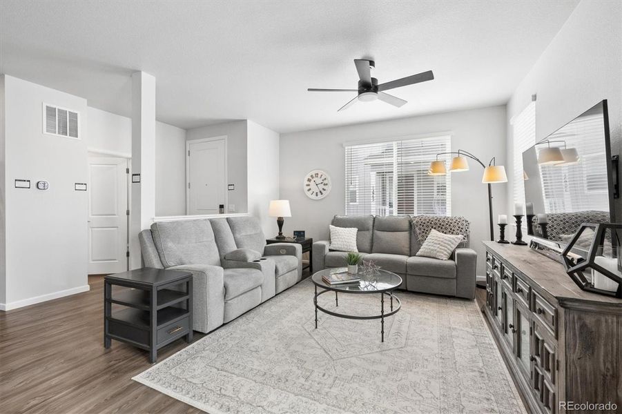 Spacious room, walls of windows, light and bright Spacious room, walls of windows, light and bright