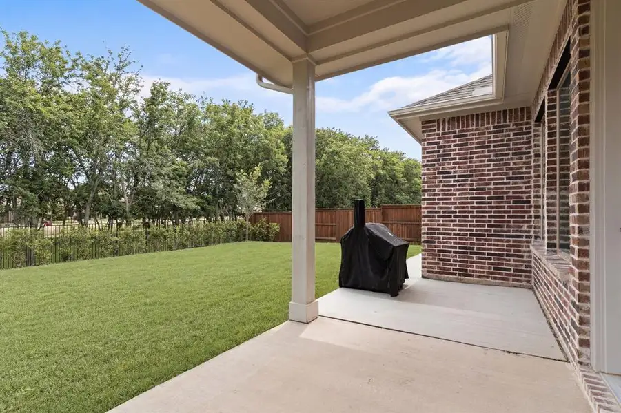 Exterior details and patio area of a home in , Van Alstyne (Image 3).