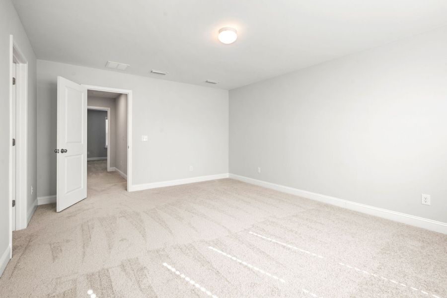 Spacious, unfurnished interior of a new home in Salem Bay, Beaufort (Image 15).