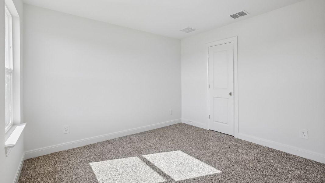 Spacious, unfurnished interior of a new home in Railhead, Cedar Creek (Image 25).