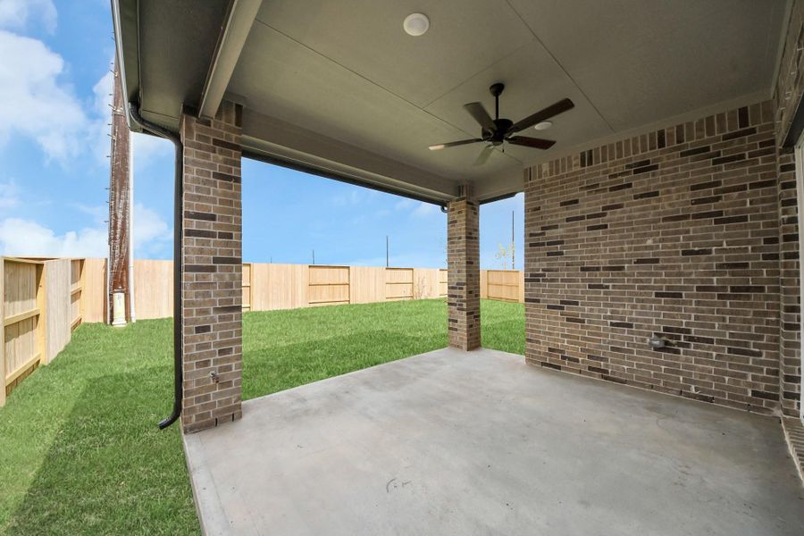 Exterior details and patio area of a home in Meridiana 50's, Manvel (Image 26).
